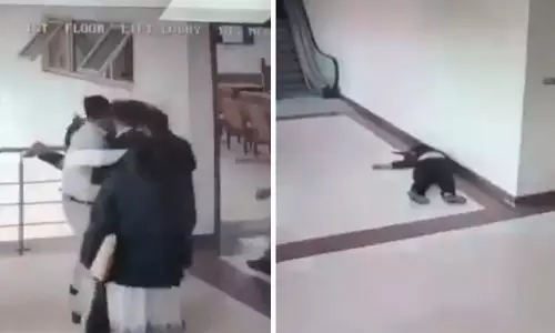 കുടുംബകോടതി കെട്ടിടത്തിൽ നിന്ന് യുവതി താഴേക്ക് ചാടി; നടുക്കുന്ന സിസിടിവി ദൃശ്യങ്ങൾ പുറത്ത് കുടുംബകോടതി കെട്ടിടത്തിൽ നിന്ന് യുവതി താഴേക്ക് ചാടി; നടുക്കുന്ന സിസിടിവി ദൃശ്യങ്ങൾ പുറത്ത്