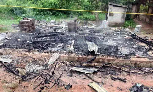അതിക്രമിച്ചു കയറി ഉപദ്രവിച്ചു, വീടിന് തീയിട്ടു; കൊല്ലത്ത് വീട്ടമ്മയോട് അയൽവാസിയുടെ ക്രൂരത അതിക്രമിച്ചു കയറി ഉപദ്രവിച്ചു, വീടിന് തീയിട്ടു; കൊല്ലത്ത് വീട്ടമ്മയോട് അയൽവാസിയുടെ ക്രൂരത