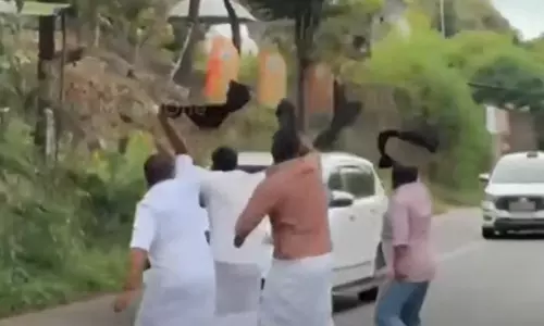 ഇടുക്കിയില്‍ മുഖ്യമന്ത്രി വി.ഡി. സതീശനെ കരിങ്കൊടി കാണിച്ച് യൂത്ത് ഫ്രണ്ട് പ്രവര്‍ത്തകര്‍