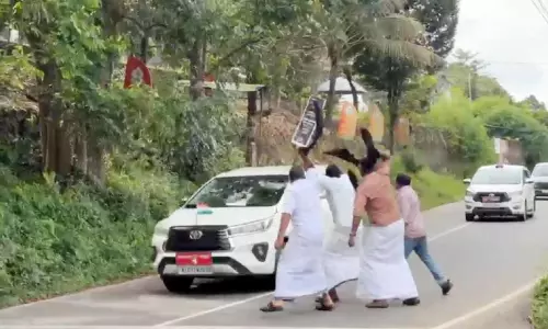 ഇടുക്കിയില്‍ മുഖ്യമന്ത്രി വി.ഡി. സതീശനെ കരിങ്കൊടി കാണിച്ച് യൂത്ത് ഫ്രണ്ട് പ്രവര്‍ത്തകര്‍