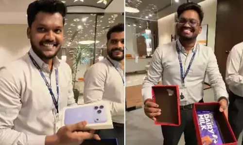 ജീവനക്കാർക്ക് ഐഫോൺ സമ്മാനിച്ചു; യു.എ.ഇയിലെ മലയാളികളുടെ കമ്പനിയുടെ വിഡിയോ വൈറൽ ജീവനക്കാർക്ക് ഐഫോൺ സമ്മാനിച്ചു; യു.എ.ഇയിലെ മലയാളികളുടെ കമ്പനിയുടെ വിഡിയോ വൈറൽ