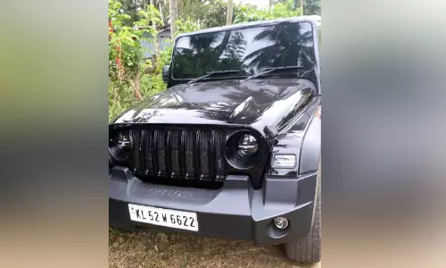 പൊലീസ് ഉദ്യോഗസ്ഥനെ ഇടിച്ചുവീഴ്ത്തിയ വാഹനം ഉപേക്ഷിച്ച നിലയിൽ പൊലീസ് ഉദ്യോഗസ്ഥനെ ഇടിച്ചുവീഴ്ത്തിയ വാഹനം ഉപേക്ഷിച്ച നിലയിൽ