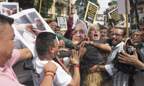 പ്രതിഷേധച്ചൂടിൽ; ഗ്യാനേഷ് കുമാറിന്റെ രാജിക്കായി പ്രതിഷേധം കനക്കുന്നു പ്രതിഷേധച്ചൂടിൽ; ഗ്യാനേഷ് കുമാറിന്റെ രാജിക്കായി പ്രതിഷേധം കനക്കുന്നു