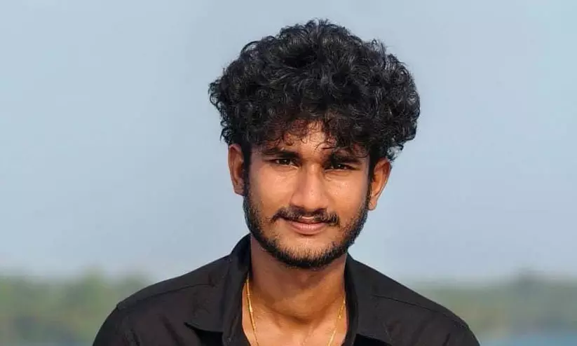 എം.സി റോഡിൽ പന്തളത്ത് മിനിബസും കാറും കൂട്ടിയിടിച്ച് യുവാവിന് ദാരുണാന്ത്യം എം.സി റോഡിൽ പന്തളത്ത് മിനിബസും കാറും കൂട്ടിയിടിച്ച് യുവാവിന് ദാരുണാന്ത്യം
