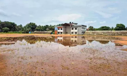 മ​ഴ​യേ, പെ​യ്യ​ല്ലേ... കാ​ലി​ക്ക​ട​വ് മൈ​താ​നം കു​ള​മാ​കും