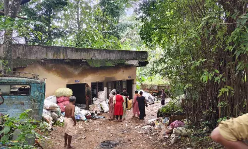 മിനി എം.സി.എഫ് കേന്ദ്രത്തിൽനിന്ന് മൂർഖനെ പിടികൂടി