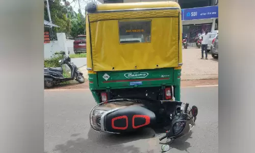 പിറകോട്ട് ഉരുണ്ട ഓട്ടോ സ്കൂട്ടറിൽ തട്ടി; യാത്രികന് പരിക്ക്