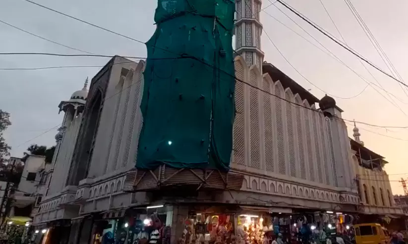 ഉജ്ജയിൻ ഷാഹി മസ്ജിദ് പൊളിക്കാൻ നീക്കം; പള്ളിയിൽ രാപ്പകൽ കാവലിരുന്ന് വിശ്വാസികൾ, നടപടി നിർത്തിവെച്ചു ഉജ്ജയിൻ ഷാഹി മസ്ജിദ് പൊളിക്കാൻ നീക്കം; പള്ളിയിൽ രാപ്പകൽ കാവലിരുന്ന് വിശ്വാസികൾ, നടപടി നിർത്തിവെച്ചു