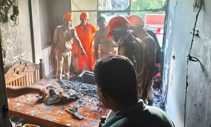 ലോഡ്ജ് മുറിയിൽ തീപിടിത്തം; താമസക്കാരൻ അത്ഭുകരമായി രക്ഷപ്പെട്ടു ലോഡ്ജ് മുറിയിൽ തീപിടിത്തം; താമസക്കാരൻ അത്ഭുകരമായി രക്ഷപ്പെട്ടു