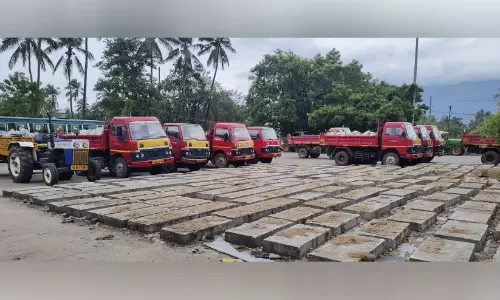 സ്റ്റാൻഡിൽ കോൺക്രീറ്റ് സ്ലാബുകളും തൊണ്ടി വാഹനങ്ങളും; ബസുകൾക്ക് ഇടമില്ല