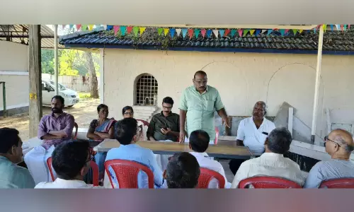 ഡ്രെഡ്ജിങ് മെഷീനുകളും ഹാങ്കറുകളും പഴയ വള്ളങ്ങളും തള്ളി; ചേറ്റുവ പുഴയിൽ മത്സ്യബന്ധനം അസാധ്യമെന്ന് തൊഴിലാളികൾ