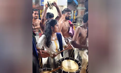 കണക്കിലെ മിടുക്ക് താളത്തിലും പിഴയ്ക്കാതെ; പഞ്ചാരിമേളത്തിൽ കൊട്ടിക്കയറി അനഘ അജിത്ത്