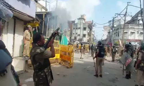 കുംഭമേളക്കായി നൂറ്റാണ്ടിലധികം പഴക്കമുള്ള ഷാഹി മസ്ജിദിന്‍റെ ഒരുഭാഗം പൊളിച്ചുനീക്കുന്നു; ഉജ്ജയിനിൽ സംഘർഷം