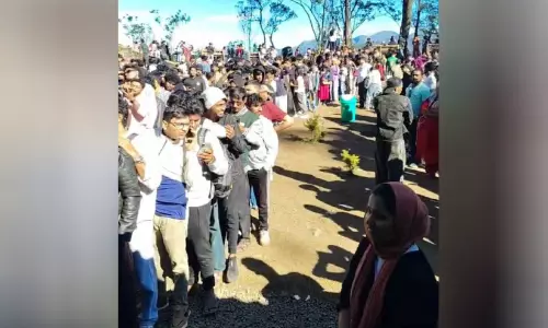 നീലക്കുറിഞ്ഞി: ചൊക്രമുടിയിലേക്ക്  സഞ്ചാരികളുടെ കുത്തൊഴുക്ക്