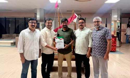 പ്രവാസി അവകാശ രേഖ മന്ത്രി ഒജെ ജനീഷിന്‌ സമര്‍പ്പിച്ചു