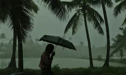 മൺസൂൺ പിന്മാറ്റത്തിനിടെ മഴ ശക്തമാകുന്നു; കേരളത്തിൽ കനത്ത മഴക്ക് സാധ്യത മൺസൂൺ പിന്മാറ്റത്തിനിടെ മഴ ശക്തമാകുന്നു; കേരളത്തിൽ കനത്ത മഴക്ക് സാധ്യത