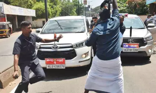 കണ്ണൂരിൽ മുഖ്യമന്ത്രിക്കുനേരെ യുവമോർച്ച കരിങ്കൊടി കണ്ണൂരിൽ മുഖ്യമന്ത്രിക്കുനേരെ യുവമോർച്ച കരിങ്കൊടി
