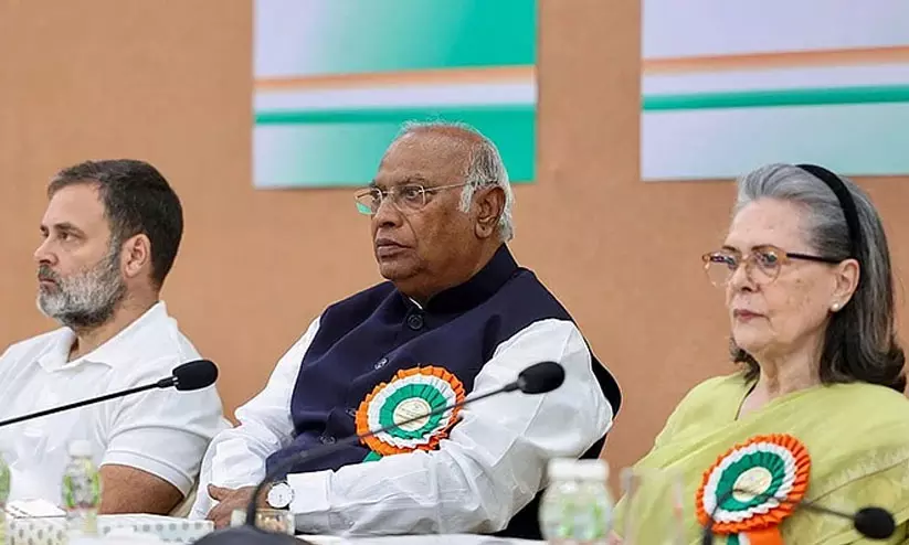മുന മോദിക്കെതിരെ തിരിച്ച് കോൺഗ്രസ്; രാജി ആവശ്യപ്പെട്ട് തെരുവിലിറങ്ങും മുന മോദിക്കെതിരെ തിരിച്ച് കോൺഗ്രസ്; രാജി ആവശ്യപ്പെട്ട് തെരുവിലിറങ്ങും