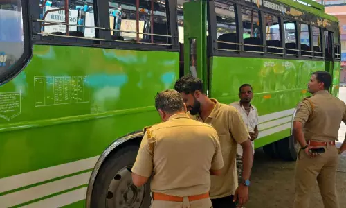 വാ​ഹ​ന വ​കു​പ്പ് പ​രി​ശോ​ധ​ന ;തൃ​പ്പൂ​ണി​ത്തു​റ​യി​ൽ  46   ബ​സു​ക​ൾ​ക്കെ​തി​രെ ന​ട​പ​ടി