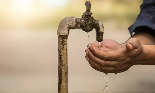 പു​ത്ത​ൻ​വേ​ലി​ക്ക​ര​യി​ൽ കു​ടി​വെ​ള്ളം എ​ത്തി​ക്കാ​ൻ ക​ല​ക്ട​ർ​ക്ക് മു​ഖ്യ​മ​ന്ത്രി​യു​ടെ നി​ർ​ദേ​ശം