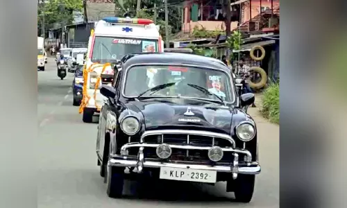 അപ്പുക്കുട്ടേട്ടൻ യാത്രയായി; ഓർമക്കായി യാത്രകളിൽ കൂട്ടായ അംബാസഡർ കാർ അപ്പുക്കുട്ടേട്ടൻ യാത്രയായി; ഓർമക്കായി യാത്രകളിൽ കൂട്ടായ അംബാസഡർ കാർ