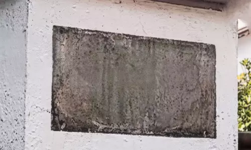 വീടുകളിൽ നിന്ന് പിച്ചള നെയിം ബോർഡുകൾ മോഷണം പോകുന്നതായി പരാതി വീടുകളിൽ നിന്ന് പിച്ചള നെയിം ബോർഡുകൾ മോഷണം പോകുന്നതായി പരാതി