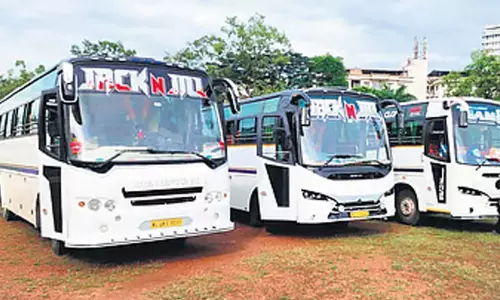 ടൂറിസ്റ്റ് ബസുകൾക്ക് ഇഷ്ടമുള്ള നിറം കൊടുക്കാം; വെള്ളനിറം കളർ കോഡാക്കിയത് പിൻവലിച്ചു ടൂറിസ്റ്റ് ബസുകൾക്ക് ഇഷ്ടമുള്ള നിറം കൊടുക്കാം; വെള്ളനിറം കളർ കോഡാക്കിയത് പിൻവലിച്ചു