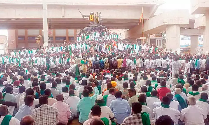 വില വർധന ആവശ്യപ്പെട്ട് കരിമ്പ് കർഷകരുടെ പ്രതിഷേധം വില വർധന ആവശ്യപ്പെട്ട് കരിമ്പ് കർഷകരുടെ പ്രതിഷേധം