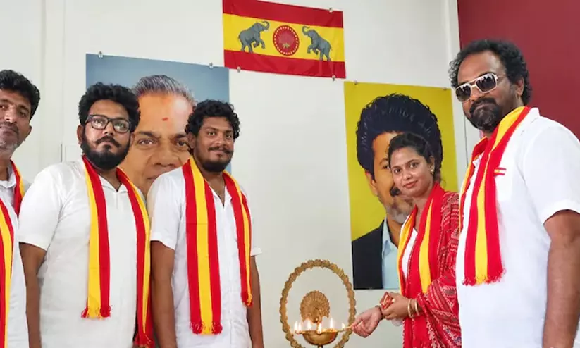 ഞങ്ങളുടേതല്ല, എങ്കിലും ആശംസകൾ: പശ്ചിമ ബംഗാളിലെ ടി.വി.കെ യൂനിറ്റിൽ പ്രതികരണവുമായി പാർട്ടി നേതൃത്വം ഞങ്ങളുടേതല്ല, എങ്കിലും ആശംസകൾ: പശ്ചിമ ബംഗാളിലെ ടി.വി.കെ യൂനിറ്റിൽ പ്രതികരണവുമായി പാർട്ടി നേതൃത്വം