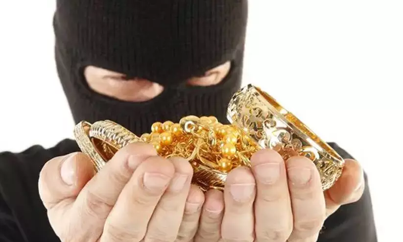 https://www.madhyamam.com/tags/gold-stolen https://www.madhyamam.com/tags/gold-stolen
