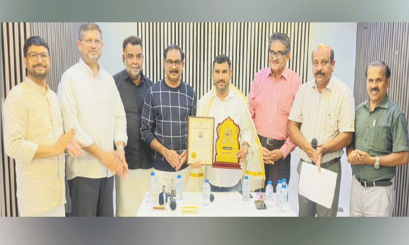 അക്ഷരജാലകം പി.എന്. പണിക്കര് അവാര്ഡ് സമ്മാനിച്ചു അക്ഷരജാലകം പി.എന്. പണിക്കര് അവാര്ഡ് സമ്മാനിച്ചു