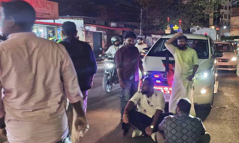 മന്ത്രി ഷാജിയെ തടഞ്ഞ് യുവമോർച്ച പ്രവർത്തകർ; ഓട്ടോയിൽ പോകാനും സമ്മതിച്ചില്ല മന്ത്രി ഷാജിയെ തടഞ്ഞ് യുവമോർച്ച പ്രവർത്തകർ; ഓട്ടോയിൽ പോകാനും സമ്മതിച്ചില്ല
