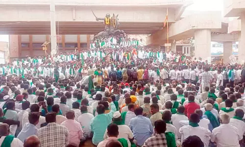 വില വർധന ആവശ്യപ്പെട്ട് കരിമ്പ് കർഷകരുടെ പ്രതിഷേധം