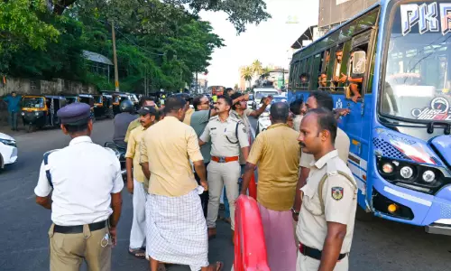 നിയമം എല്ലാവർക്കും ഒരുപോലയാകണം; കോട്ടക്കലിൽ സ്വകാര്യ ബസ് തടഞ്ഞ് ഓട്ടോ തൊഴിലാളികൾ നിയമം എല്ലാവർക്കും ഒരുപോലയാകണം; കോട്ടക്കലിൽ സ്വകാര്യ ബസ് തടഞ്ഞ് ഓട്ടോ തൊഴിലാളികൾ