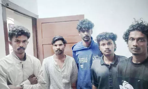 രണ്ട് കിലോ കഞ്ചാവുമായി അഞ്ചുപേർ പിടിയിൽ രണ്ട് കിലോ കഞ്ചാവുമായി അഞ്ചുപേർ പിടിയിൽ