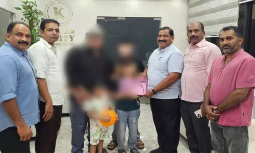 നിയമക്കുരുക്കഴിഞ്ഞ് കണ്ണൂർ സ്വദേശിനിയും 4 മക്കളും ബഹ്റൈനിൽ നിന്ന് നാട്ടിലേക്ക് മടങ്ങി നിയമക്കുരുക്കഴിഞ്ഞ് കണ്ണൂർ സ്വദേശിനിയും 4 മക്കളും ബഹ്റൈനിൽ നിന്ന് നാട്ടിലേക്ക് മടങ്ങി