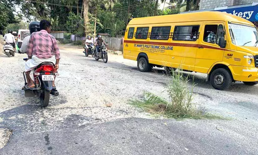 അപ്രോച്ച് റോഡ് ഗതാഗതയോഗ്യമാക്കിയില്ല; അപകടമേഖലയായി വള്ളിയോട് അപ്രോച്ച് റോഡ് ഗതാഗതയോഗ്യമാക്കിയില്ല; അപകടമേഖലയായി വള്ളിയോട്