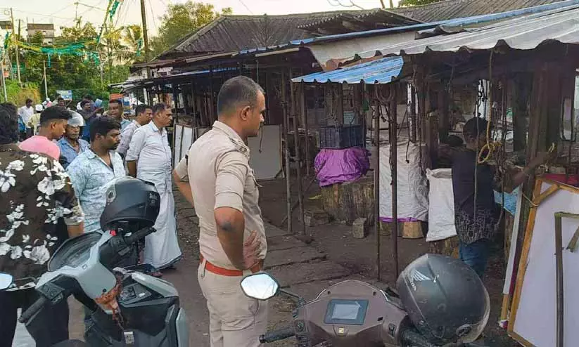 ചത്ത പശുവിനെ വിൽപനക്കെത്തിച്ച സംഭവം; രണ്ട് സ്റ്റാളുകൾ പൂട്ടി ചത്ത പശുവിനെ വിൽപനക്കെത്തിച്ച സംഭവം; രണ്ട് സ്റ്റാളുകൾ പൂട്ടി