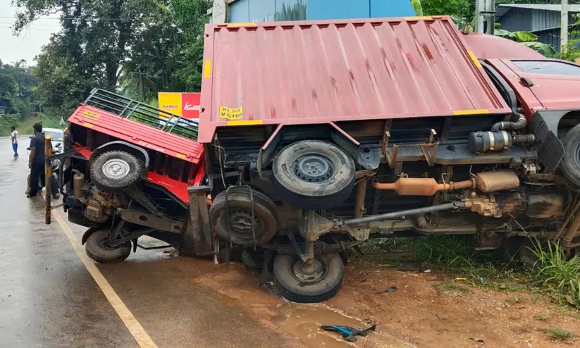 ചാറ്റൽമഴയിൽ വഴുതി വാൻ ഓട്ടോറിക്ഷക്ക് മുകളിൽ മറിഞ്ഞു; യുവാവിന് പരിക്ക് ചാറ്റൽമഴയിൽ വഴുതി വാൻ ഓട്ടോറിക്ഷക്ക് മുകളിൽ മറിഞ്ഞു; യുവാവിന് പരിക്ക്