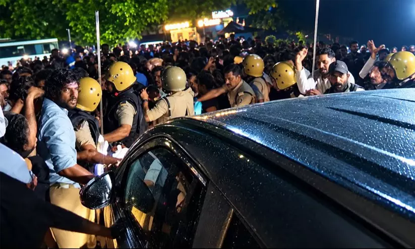 തെരുവിൽ അടി, തിരിച്ചടി; വഴി നടക്കാനാവാതെ നേതാക്കൾ; മുന്നണികളുടെ ‘ബലപരീക്ഷണ’ത്തിൽ ചൂടുപിടിച്ച് രാഷ്ട്രീയ കേരളം തെരുവിൽ അടി, തിരിച്ചടി; വഴി നടക്കാനാവാതെ നേതാക്കൾ; മുന്നണികളുടെ ‘ബലപരീക്ഷണ’ത്തിൽ ചൂടുപിടിച്ച് രാഷ്ട്രീയ കേരളം