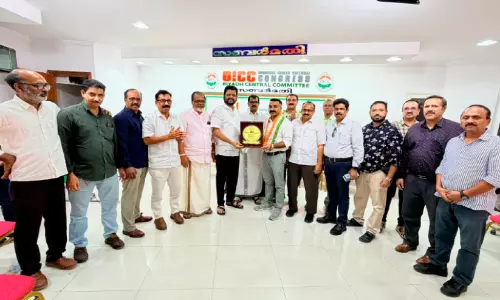 സോ​ണി പ​റ​ക്ക​ലി​ന് ഒ.​ഐ.​സി.​സി തൃ​ശൂ​ർ ജി​ല്ല ​ക​മ്മി​റ്റി യാ​ത്ര​യ​യ​പ്പ് ന​ൽ​കി