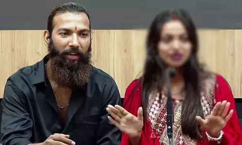 കുംഭമേളയിലൂടെ വൈറലായ പെൺകുട്ടിക്ക് ആശ്വാസം; ജനനത്തീയതി മാറ്റിയ ഉത്തരവ് റദ്ദാക്കി ഹൈകോടതി കുംഭമേളയിലൂടെ വൈറലായ പെൺകുട്ടിക്ക് ആശ്വാസം; ജനനത്തീയതി മാറ്റിയ ഉത്തരവ് റദ്ദാക്കി ഹൈകോടതി