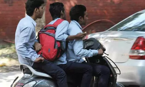 ടൂവീലറിലെ മൂന്നുപേർ യാത്ര; മാതാപിതാക്കൾക്ക് പണിയാകും -എംവിഡി
