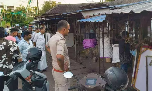 ചത്ത പശുവിനെ വിൽപനക്കെത്തിച്ച സംഭവം; രണ്ട് സ്റ്റാളുകൾ പൂട്ടി ചത്ത പശുവിനെ വിൽപനക്കെത്തിച്ച സംഭവം; രണ്ട് സ്റ്റാളുകൾ പൂട്ടി