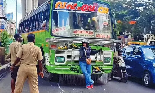 സ്വകാര്യ ബസിന്‍റെ പരാക്രമം, നടുറോഡിൽ തടഞ്ഞ് യുവതി; കൊച്ചിയിൽ വാക്കേറ്റവും കയ്യാങ്കളിയും