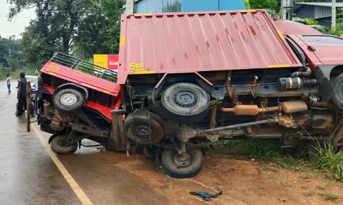 ചാറ്റൽമഴയിൽ വഴുതി വാൻ ഓട്ടോറിക്ഷക്ക് മുകളിൽ മറിഞ്ഞു; യുവാവിന് പരിക്ക് ചാറ്റൽമഴയിൽ വഴുതി വാൻ ഓട്ടോറിക്ഷക്ക് മുകളിൽ മറിഞ്ഞു; യുവാവിന് പരിക്ക്