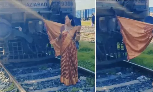 സാരിത്തുമ്പ് ട്രെയിനിൽ കെട്ടിയിട്ട് ബോളിവുഡ് സ്റ്റൈലിൽ നൃത്തം; യുവതിയുടെ റീൽസ് ചിത്രീകരണത്തിന് വ്യാപക വിമർശനം സാരിത്തുമ്പ് ട്രെയിനിൽ കെട്ടിയിട്ട് ബോളിവുഡ് സ്റ്റൈലിൽ നൃത്തം; യുവതിയുടെ റീൽസ് ചിത്രീകരണത്തിന് വ്യാപക വിമർശനം