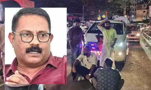 മന്ത്രി ഷാജിയെ തടഞ്ഞ സംഭവത്തിൽ രണ്ട് യുവമോർച്ച പ്രവർത്തകർ അറസ്റ്റിൽ മന്ത്രി ഷാജിയെ തടഞ്ഞ സംഭവത്തിൽ രണ്ട് യുവമോർച്ച പ്രവർത്തകർ അറസ്റ്റിൽ