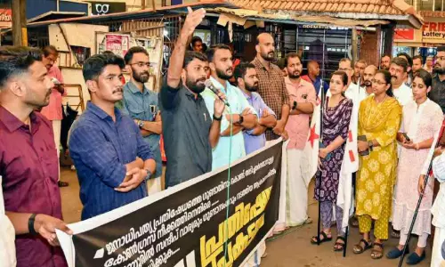 പയ്യന്നൂരിൽ ഡി.വൈ.എഫ്.ഐയുടെയും കോൺഗ്രസിന്റെയും പ്രതിഷേധ പ്രകടനം