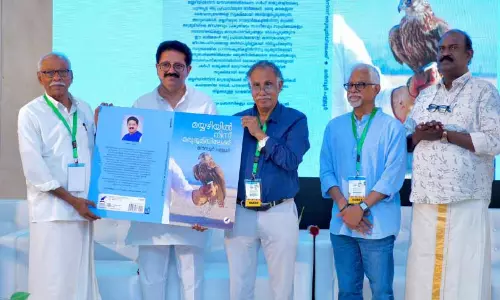 ‘മയ്യഴിയിൽ നിന്ന് മരുഭൂമിയിലേക്ക്’ പുസ്തകത്തിന്റെ കവർ പ്രകാശനം ചെയ്തു